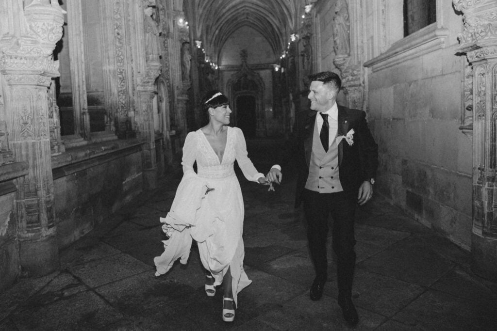 Novios corriendo foto boda monasterio san juan de los reyes toledo fotografía flash