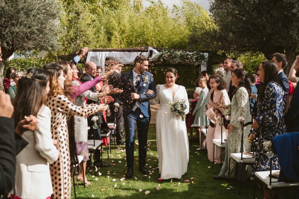 Novios salida de arroz foto boda ceremonia fotografía