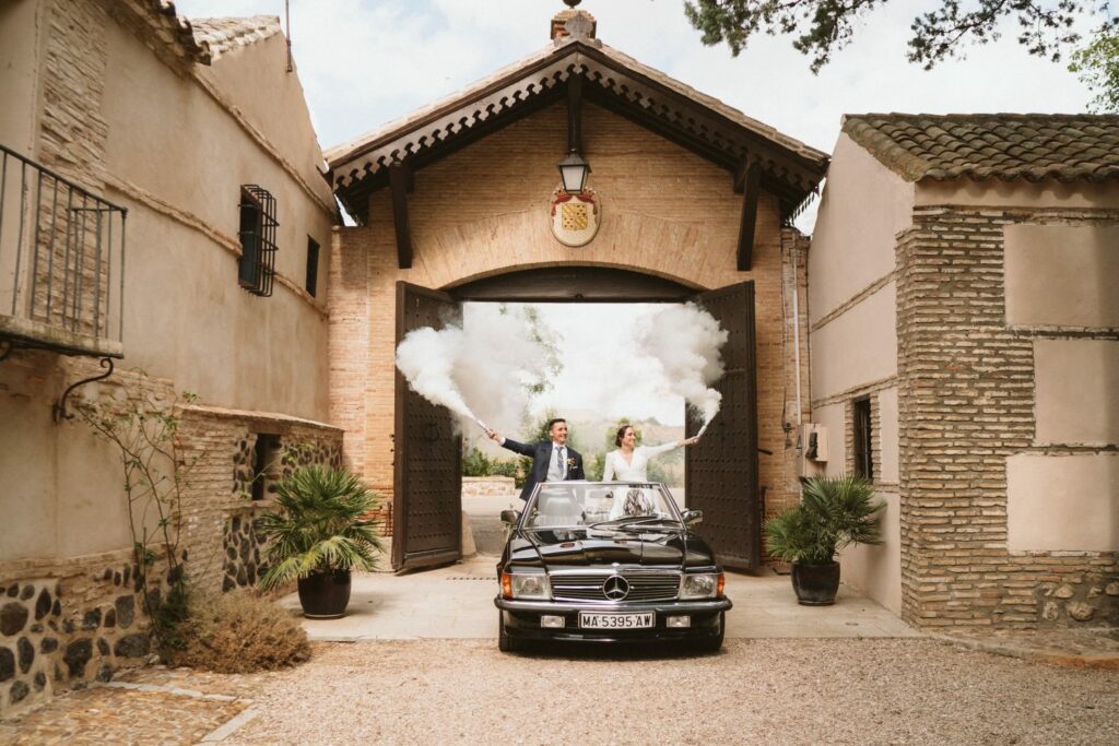 Novios boda entrada coche botes humo celebración fotografía fotografos lavaderos de rojas toledo