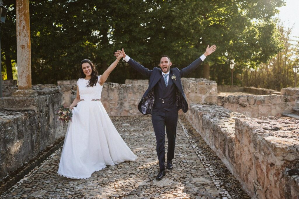 novios felices boda celebración claustros ayllón segovia foto fotografía