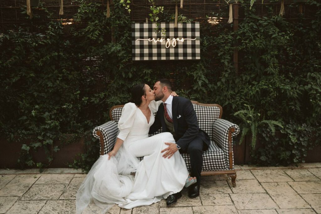 Beso novios foto boda fotografía fotógrafos casona de cubas madrid